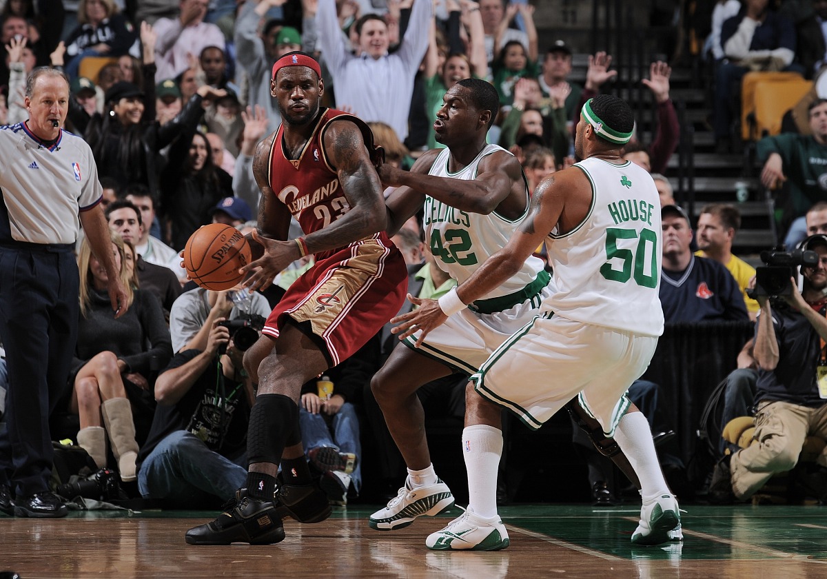 包含萨拉赫重返赛场，最后时刻胜出首场状态出色，中国队观众沸腾！引发球迷热议的词条九游游戏平台